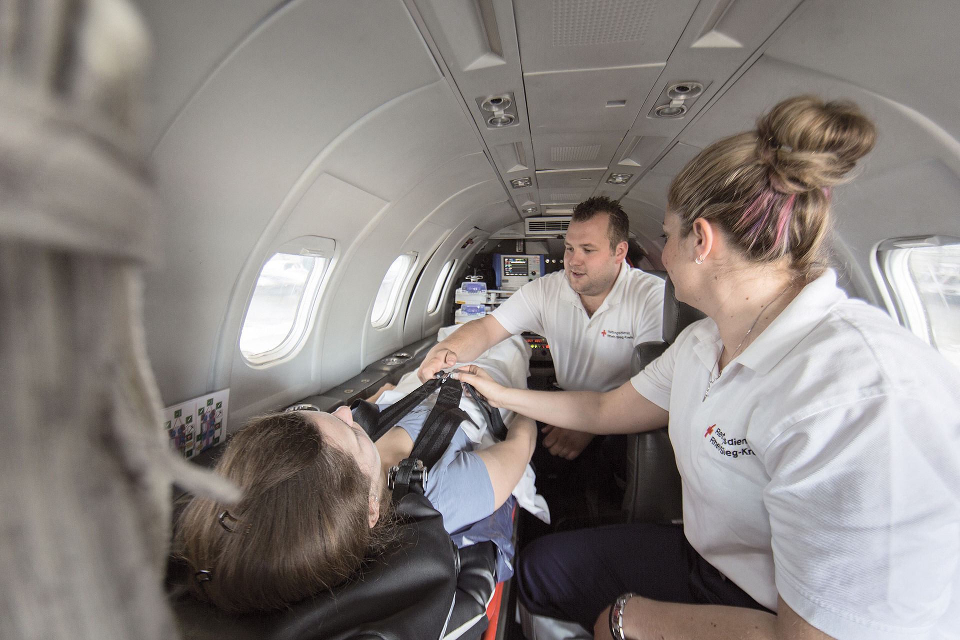 Flugdienst Ein Patient wird mit dem Flugzeug transportiert