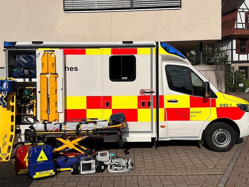 RTW mit Trage Hier ist ein RTW zu sehen mit Trage und Ausstattung